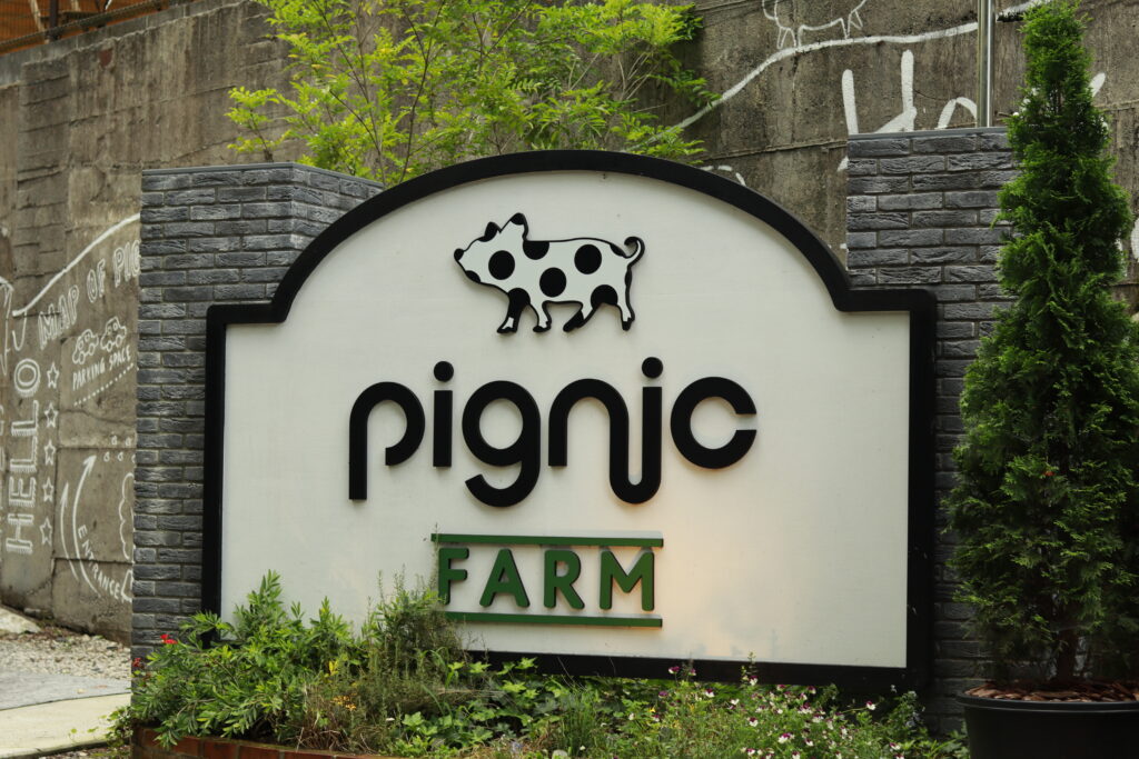 pignic farm&cafe あきる野店の看板写真