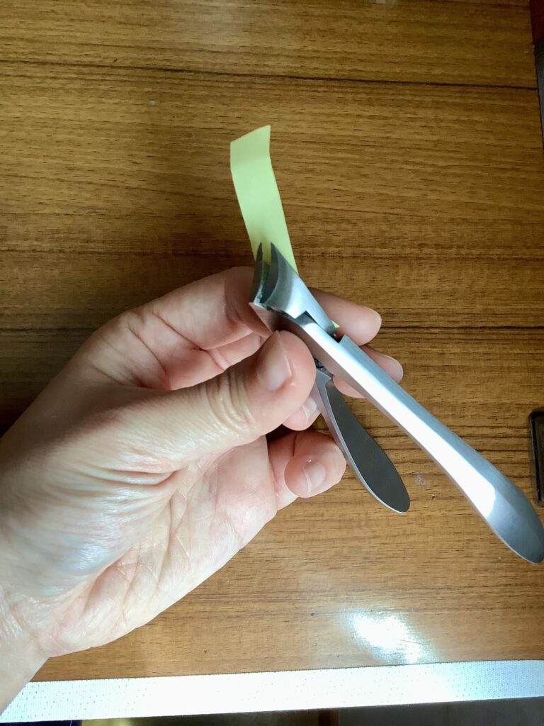 SUWADAの爪切り、切った爪が飛び散らないように付箋紙を貼っている写真